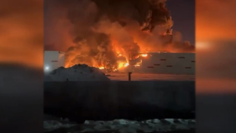 Photo of video | Incendiu devastator în Sank Petersburg. Arde un depozit al unuia dintre cei mai mari comercianți din Rusia